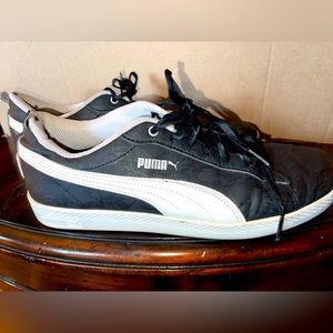 Puma Sneakers Black & White. Size 10